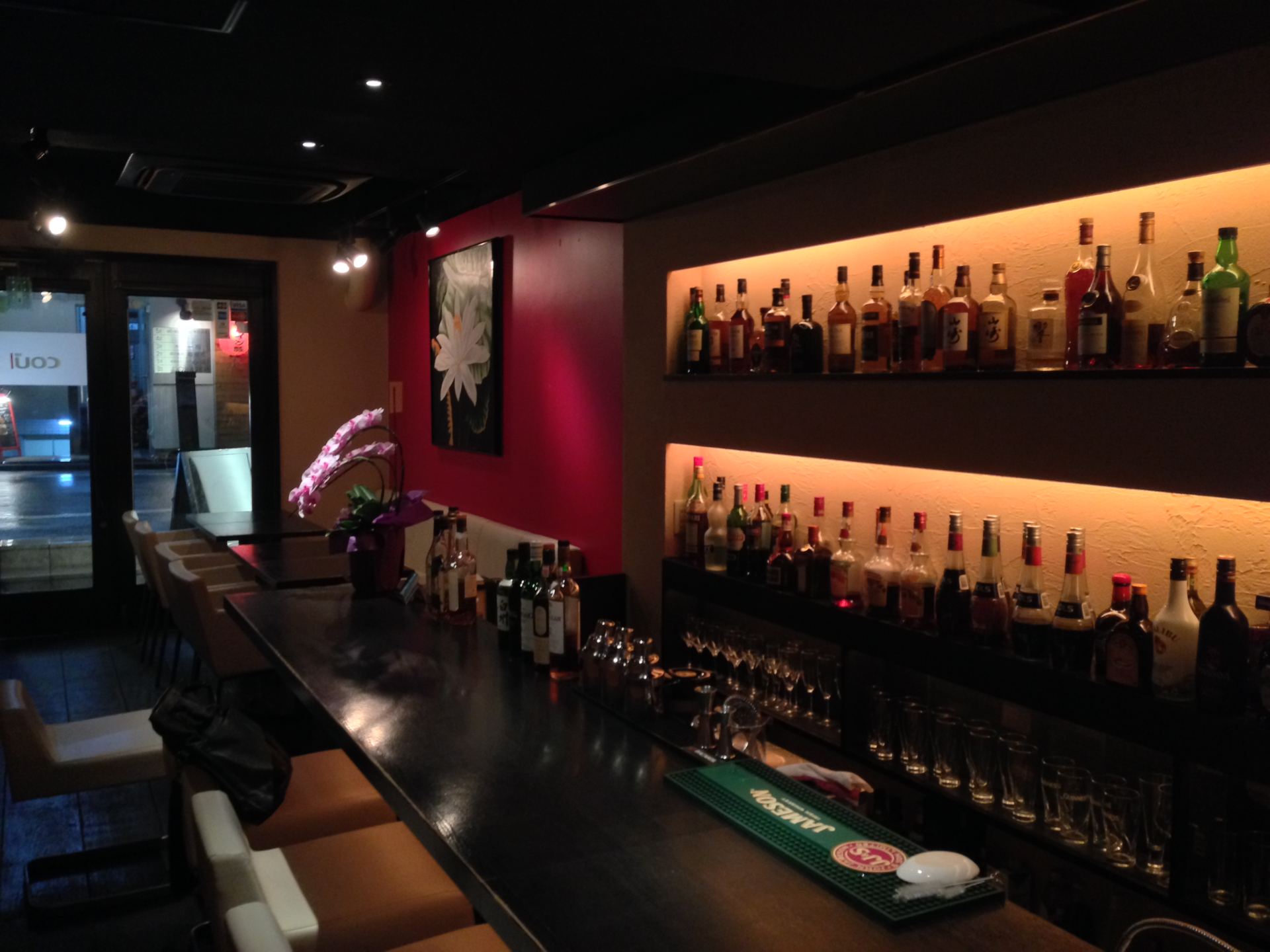 Bar Chip In の店内。カウンター越しに並ぶボトルと暖かな照明